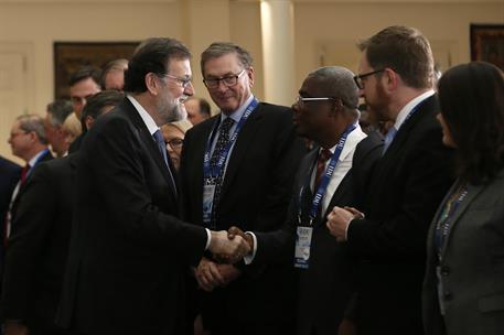 21/02/2018. Rajoy recibe a representantes de la International Democrat Union (IDU). El presidente del Gobierno, Mariano Rajoy, saluda a los ...