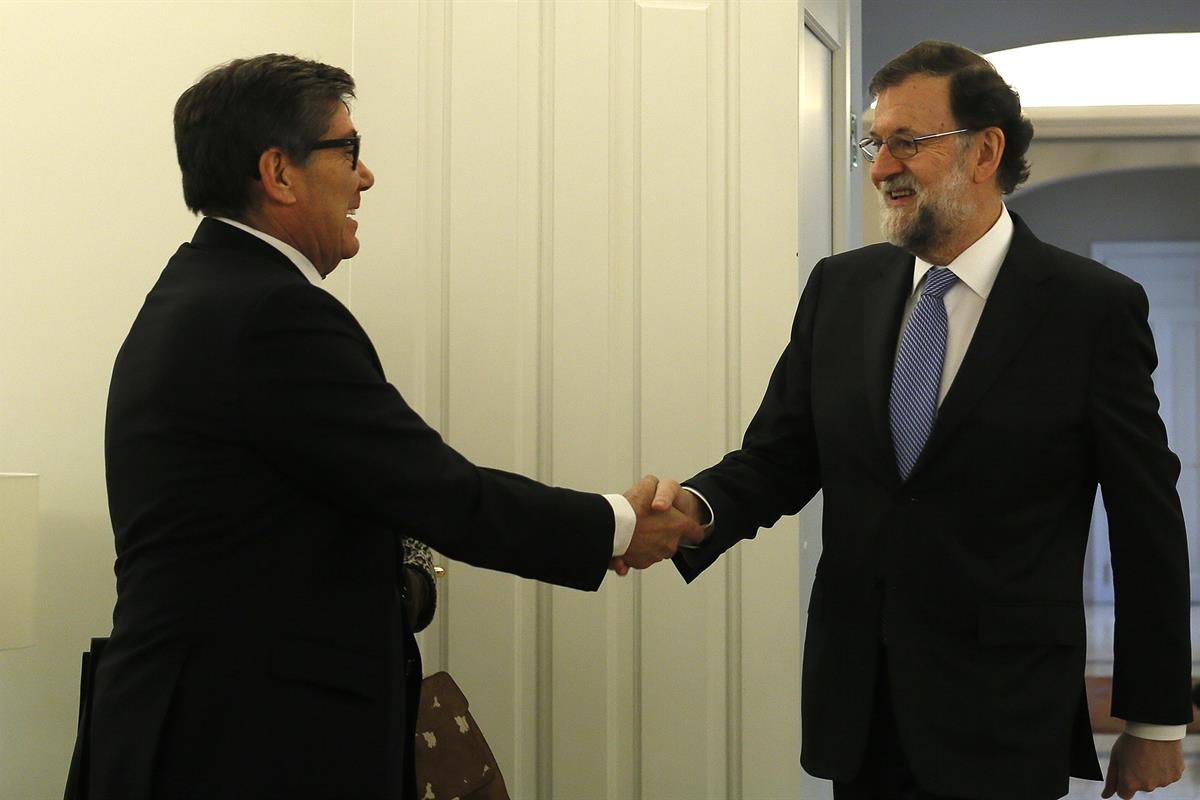 21/02/2018. Rajoy recibe al presidente del Partido Aragonés Regionalista (PAR). El presidente del Gobierno, Mariano Rajoy, saluda al preside...