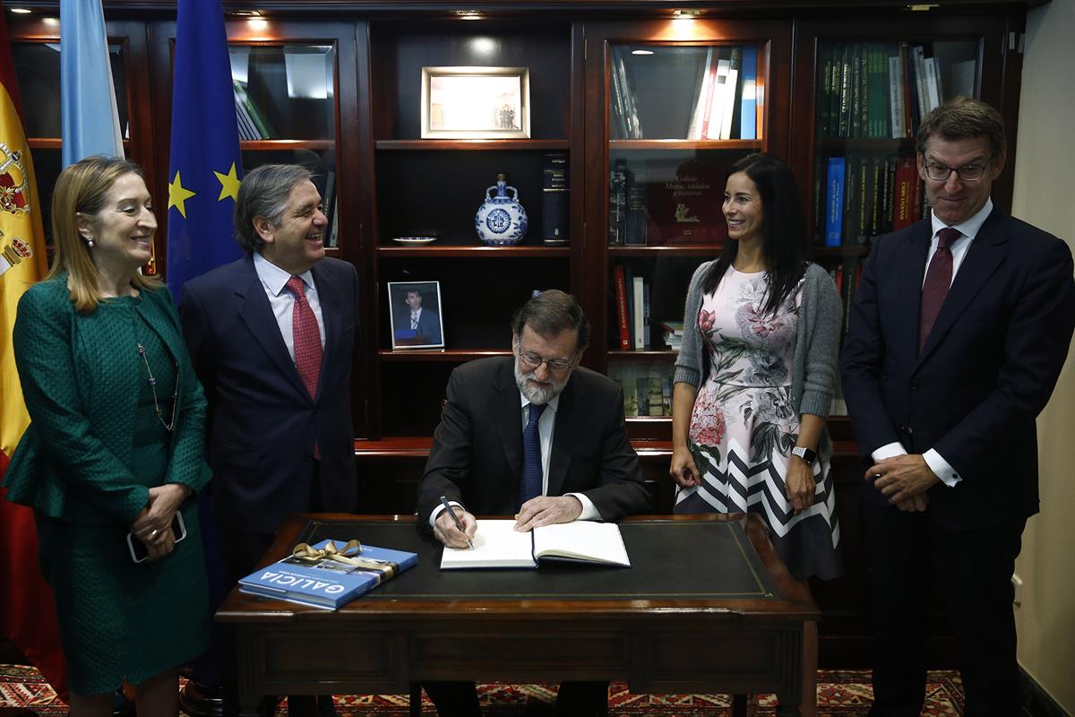 21/05/2018. Viaje de Rajoy a Vigo. El presidente del Gobierno, Mariano Rajoy, firma en el Libro de Honor del Círculo de Empresarios de Galicia.