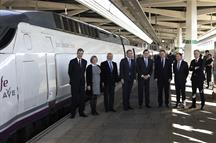 El presidente del Gobierno, Mariano Rajoy, y otras autoridades, en la estación de AVE Joaquín Sorolla