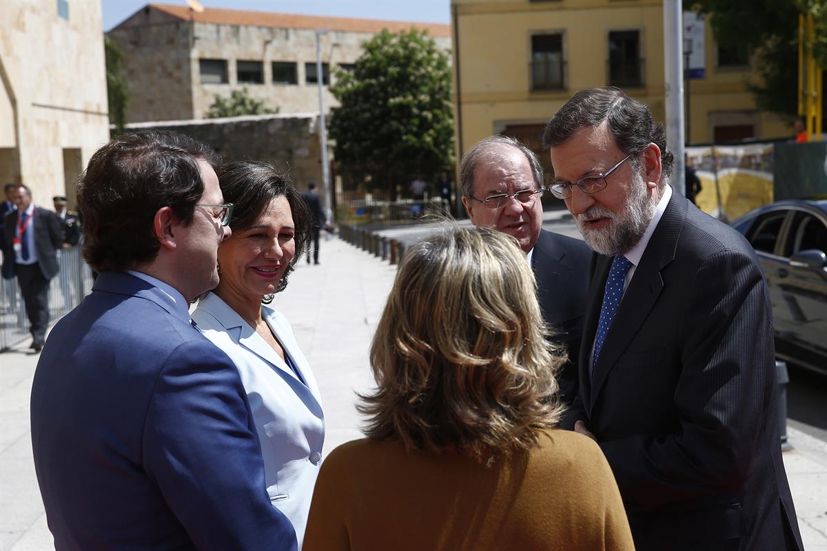 22/05/2018. Rajoy clausura Universia 2018 en Salamanca. El presidente del Gobierno, Mariano Rajoy, saluda al presidente de la Junta de Casti...