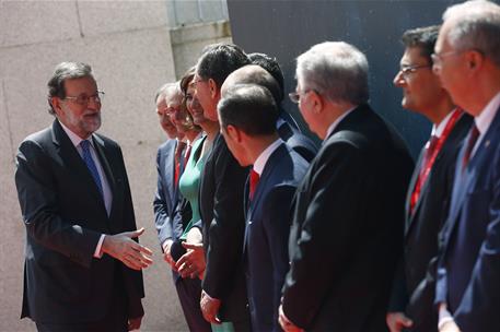 22/05/2018. Rajoy clausura Universia 2018 en Salamanca. El presidente del Gobierno, Mariano Rajoy, saluda a las diversas autoridades asisten...