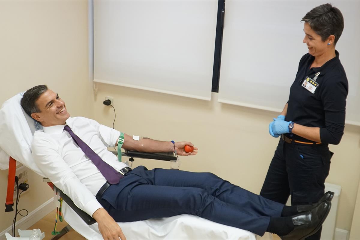 22/10/2018. Pedro Sánchez dona sangre en La Moncloa. El presidente del Gobierno, Pedro Sánchez, ha participado en La Moncloa en la campaña d...