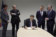 El presidente del Gobierno, Mariano Rajoy, firma en el Libro de Honor del Instituto Nacional de Ciberseguridad.