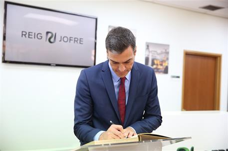 23/10/2018. Sánchez inaugura la ampliación de la planta farmacéutica Reig Jofre. El presidente del Gobierno, Pedro Sánchez, firma en el Libr...