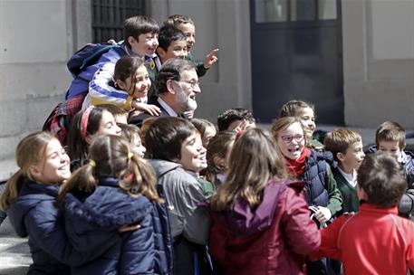 24/01/2018. Rajoy, en la presentacion del proyecto "El español, lengua global". El presidente del Gobierno, Mariano Rajoy, posa con un grupo...