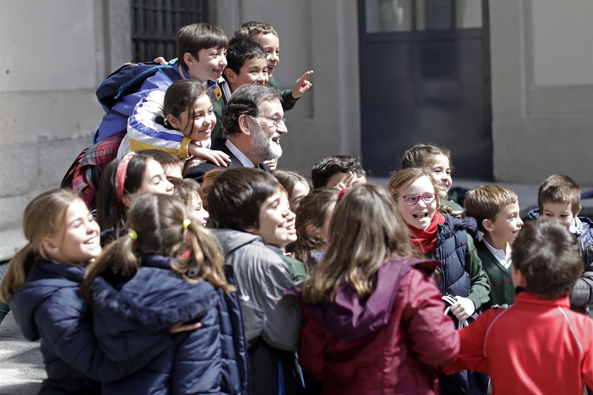 24/01/2018. Rajoy, en la presentacion del proyecto "El español, lengua global". El presidente del Gobierno, Mariano Rajoy, posa con un grupo...