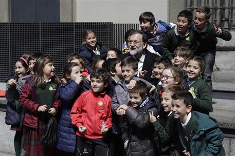 24/01/2018. Rajoy asiste a la presentacion del proyecto "El español, lengua global". El presidente del Gobierno, Mariano Rajoy, posa con un ...