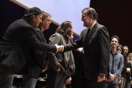 24/01/2018. Rajoy asiste a la presentacion del proyecto "El español, lengua global". El presidente del Gobierno, Mariano Rajoy, saluda a Álv...