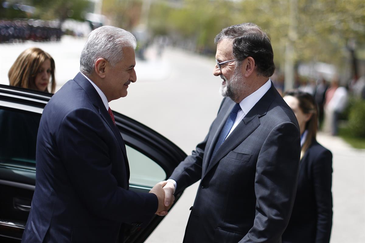 24/04/2018. VI Reunión de Alto Nivel Hispano-Turca. El presidente del Gobierno, Mariano Rajoy, saluda al primer ministro turco, Binali Yildi...