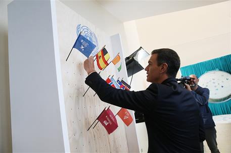 24/09/2018. El presidente Sánchez en Naciones Unidas. El presidente del Gobierno, Pedro Sánchez, coloca la bandera de España en un panel en ...
