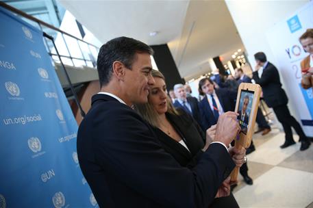 24/09/2018. El presidente Sánchez en Naciones Unidas. El presidente del Gobierno, Pedro Sánchez, graba un mensaje a su llegada a la sede de ...