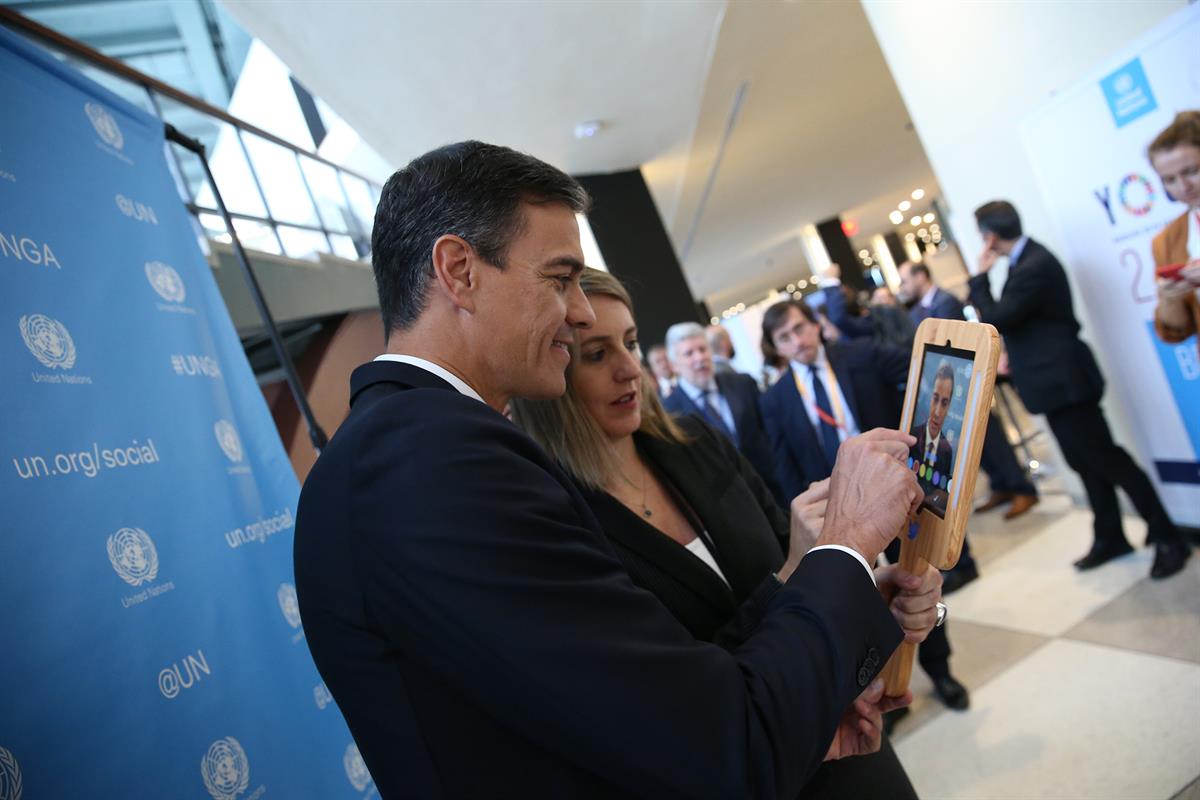 24/09/2018. El presidente Sánchez en Naciones Unidas. El presidente del Gobierno, Pedro Sánchez, graba un mensaje a su llegada a la sede de ...