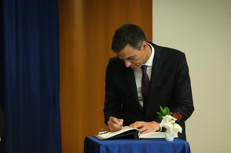 24/09/2018. El presidente Sánchez en Naciones Unidas. El presidente del Gobierno, Pedro Sánchez, firma en el libro de honor momentos antes d...