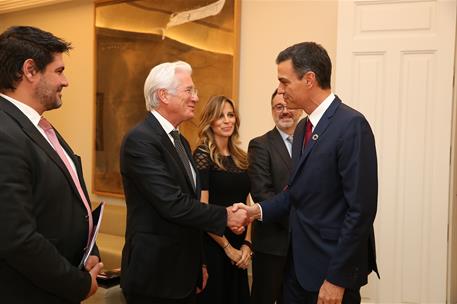25/10/2018. Sánchez recibe a representantes de la Fundación RAIS. El presidente del Gobierno, Pedro Sánchez, saluda al actor y activista de ...