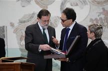 Mariano Rajoy tras firmar en el libro de honor del Museo Nacional del Bardo