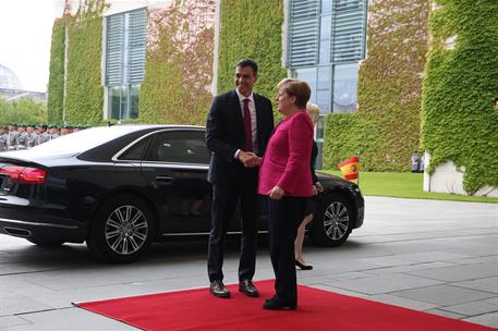 26/06/2018. Sánchez se reúne con Angela Merkel. El presidente del Gobierno, Pedro Sánchez, saluda a la canciller de la República Federal de ...