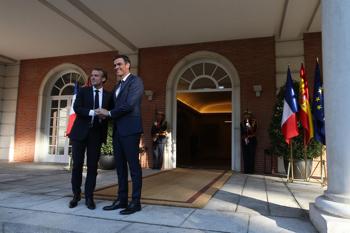 26/07/2018. Pedro Sánchez y Emmanuel Macron. El presidente del Gobierno, Pedro Sánchez, saluda al presidente de la República Francesa, Emman...
