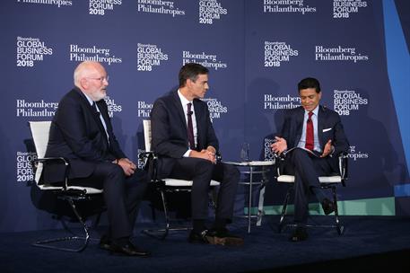 26/09/2018. Pedro Sánchez durante el Foro Bloomberg. El presidente del Gobierno, Pedro Sánchez, junto al vicepresidente primero de la Comisi...