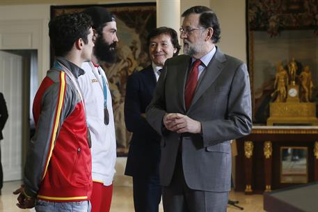 27/02/2018. Rajoy recibe al equipo español que ha participado en los JJOO de Invierno. El presidente del Gobierno, Mariano Rajoy, saluda a J...