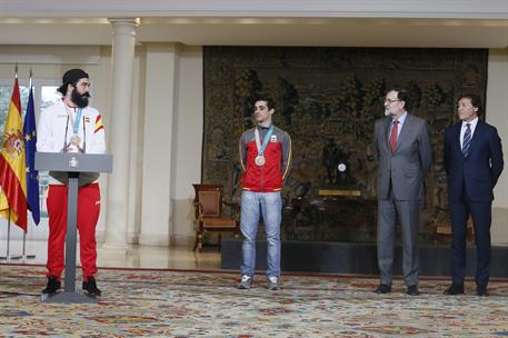27/02/2018. Rajoy recibe al equipo español que ha participado en los JJOO de Invierno. El medallista olímpico, Regino Hernández, durante su ...