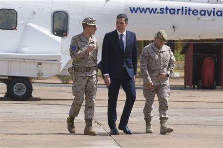 27/12/2018. Pedro Sánchez visita a las tropas españolas destacadas en Mali. El presidente del Gobierno, Pedro Sánchez, conversa con dos miem...