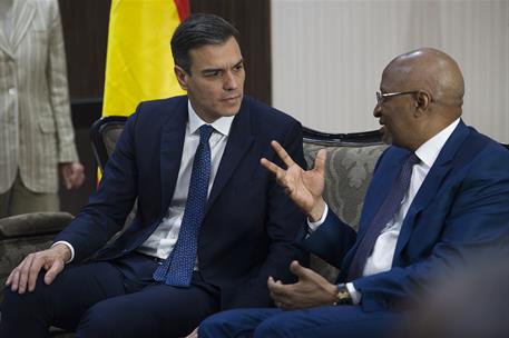 27/12/2018. Pedro Sánchez visita a las tropas españolas destacadas en Mali. El presidente del Gobierno, Pedro Sánchez, conversa con el prime...