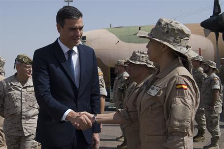 27/12/2018. Pedro Sánchez visita a las tropas españolas destacadas en Mali. El presidente del Gobierno, Pedro Sánchez, saluda a una de las i...