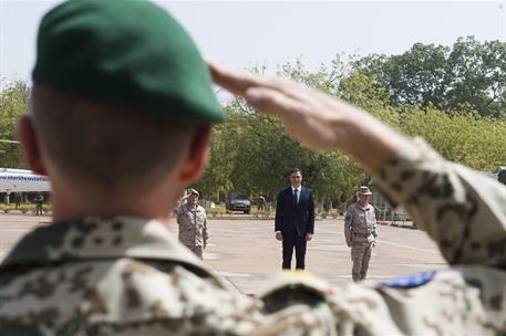 27/12/2018. Pedro Sánchez visita a las tropas españolas destacadas en Mali. El presidente del Gobierno, Pedro Sánchez, junto al contingente ...