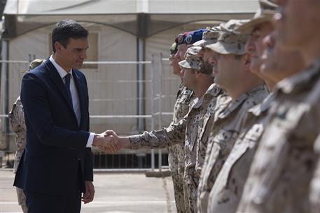 27/12/2018. Pedro Sánchez visita a las tropas españolas destacadas en Mali. El presidente del Gobierno, Pedro Sánchez, saluda al contingente...