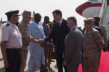 27/12/2018. Pedro Sánchez visita a las tropas españolas destacadas en Mali. El presidente del Gobierno, Pedro Sánchez, saluda a las autorida...