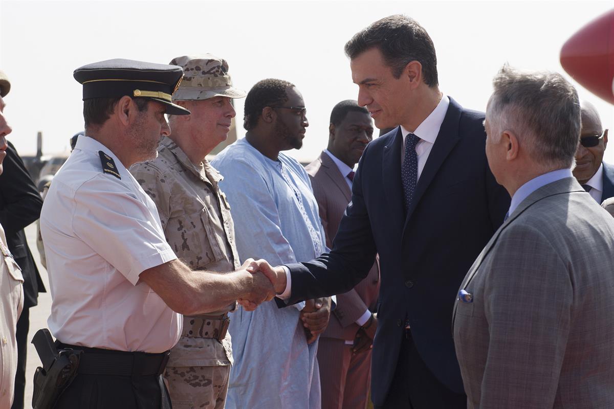 27/12/2018. Pedro Sánchez visita a las tropas españolas destacadas en Mali. El presidente del Gobierno, Pedro Sánchez, saluda a las autorida...