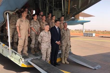 27/12/2018. Pedro Sánchez visita a las tropas españolas destacadas en Mali. El presidente del Gobierno, Pedro Sánchez, a su llegada al aerop...