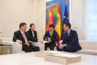Pedro Sánchez y el presidente de la República Popular de China, Xi Jinping, durante su encuentro en La Moncloa