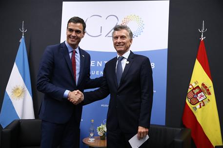 30/11/2018. Pedro sánchez acude a la cumbre del G-20. El presidente del Gobierno, Pedro Sánchez, saluda al presidente de Argentina, Mauricio...
