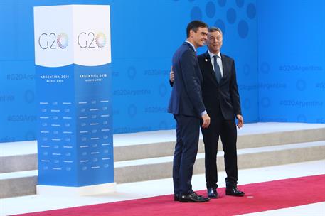 30/11/2018. Pedro Sánchez acude a la cumbre del G-20. El presidente del Gobierno, Pedro Sánchez, saluda al presidente de Argentina, Mauricio...