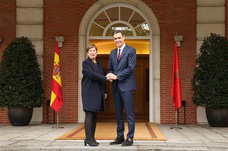 31/10/2018. Sánchez recibe a la presidenta de Navarra. El presidente del Gobierno, Pedro Sánchez, saluda a la presidenta de Navarra, Uxue Ba...