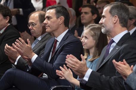 31/10/2018. Sánchez asiste a la lectura de la Constitución. El presidente del Gobierno, Pedro Sánchez, junto al Rey y la princesa Leonor, en...