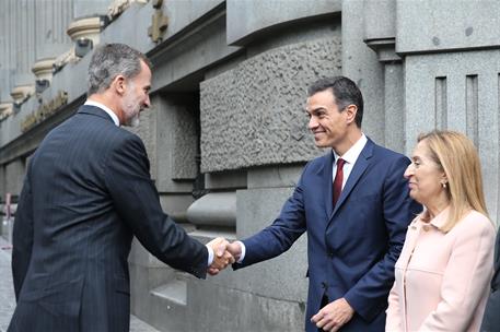31/10/2018. Sánchez asiste a la lectura de la Constitución. El presidente del Gobierno, Pedro Sánchez, saluda al Rey a su llegada al acto de...