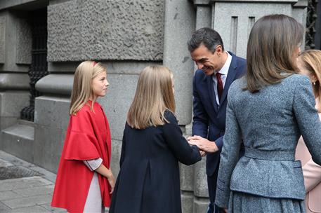 31/10/2018. Sánchez asiste a la lectura de la Constitución. El presidente del Gobierno, Pedro Sánchez, saluda a la princesa Leonor y la infa...