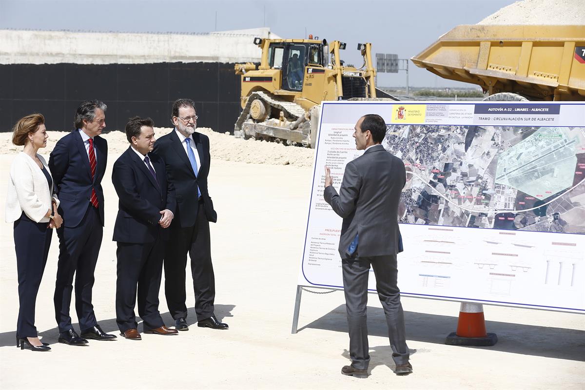 19/04/2018. Rajoy visita las obras de la A-32 en Albacete. El presidente del Gobierno, Mariano Rajoy, acompañado de los ministros de Defensa...