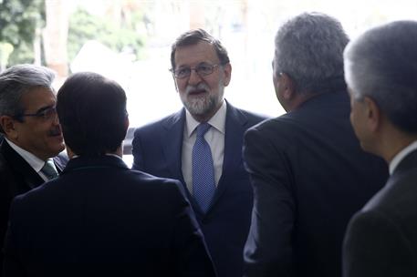 19/05/2018. Viaje de Rajoy a Canarias. El presidente del Gobierno, Mariano Rajoy, conversa con el presidente de Nueva Canarias, Román Rodríg...