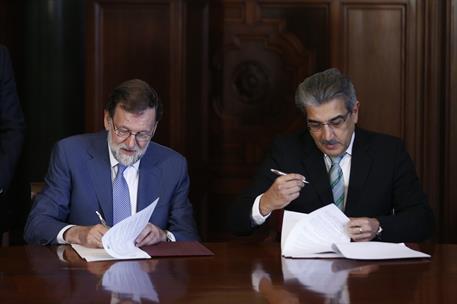 19/05/2018. Viaje de Rajoy a Canarias. El presidente del Gobierno, Mariano Rajoy, y el presidente de Nueva Canarias, Román Rodríguez, firman...