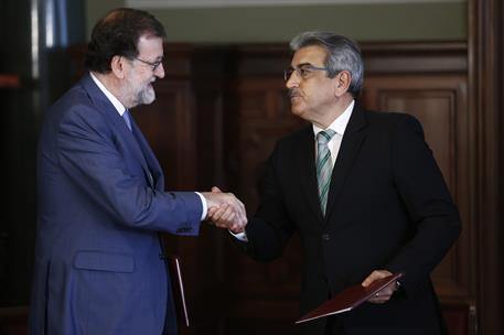 19/05/2018. Viaje de Rajoy a Canarias. El presidente del Gobierno, Mariano Rajoy, saluda al presidente de Nueva Canarias, Román Rodríguez, e...