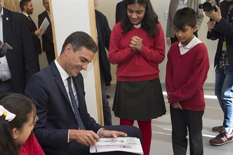 17/10/2018. Sanchez visita un centro para la infancia y la adolescencia. El presidente del Gobierno, Pedro Sánchez, junto con los niños del ...