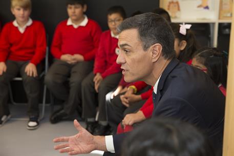 17/10/2018. Sánchez visita un centro para la infancia y la adolescencia. El presidente del Gobierno, Pedro Sánchez, conversa con los niños d...