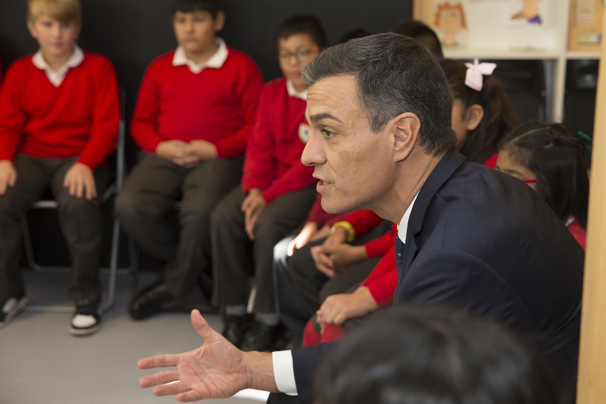 17/10/2018. Sánchez visita un centro para la infancia y la adolescencia. El presidente del Gobierno, Pedro Sánchez, conversa con los niños d...