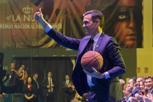 El presidente del Gobierno, Pedro Sánchez, con un balón de baloncesto durante la XXXIX Gala Nacional del Deporte 