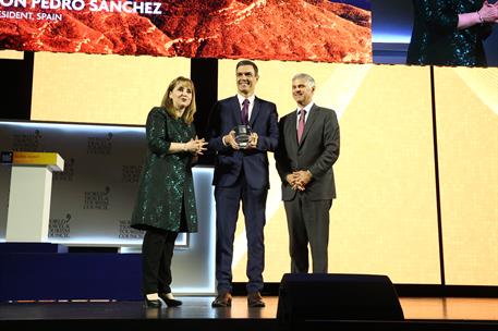 3/04/2019. Sánchez inaugura la Cumbre Mundial del Turismo. El presidente del Gobierno, Pedro Sánchez, recibe un reconocimiento de manos de l...
