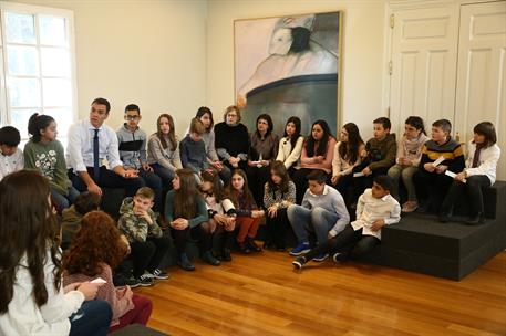 5/02/2019. Sánchez recibe a un grupo de estudiantes de Navarra. El presidente del Gobierno, Pedro Sánchez, conversa con un grupo de alumnos ...